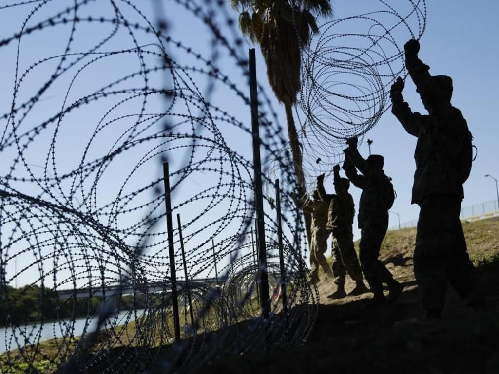Mitglieder des US-Militärs installieren in Laredo, Texas, Stacheldraht am Ufer des Rio Grande. Foot: Eric Gay/AP Foto: Eric Gay