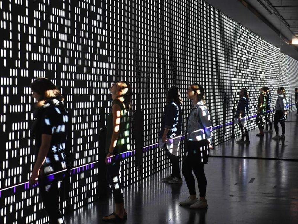 Das Zentrum für Kunst und Medien (ZKM)zeigt unter anderem die Installation «unitape» von Carsten Nicolai aus dem Jahr 2015. Foto: Uli Deck