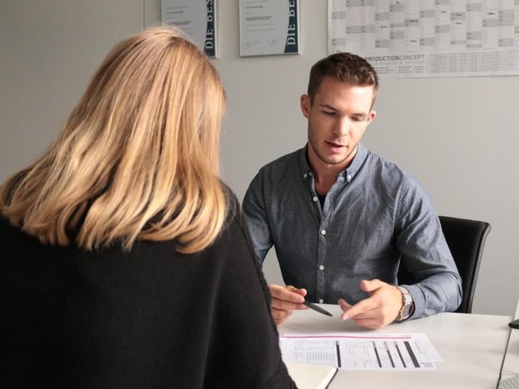 Ohne Rechnen geht es nicht: Angehende Medienkaufleute wie Tom Dederichs haben im Rahmen ihrer Ausbildung viel mit Aufgaben wie Budgetkalkulation zu tun. Foto: Mediengruppe RTL