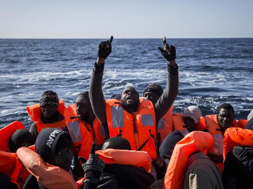 Flüchtlinge aus Afrika in einem Schlauchboot vor der Küste von Libyen. Foto: Olmo Calvo