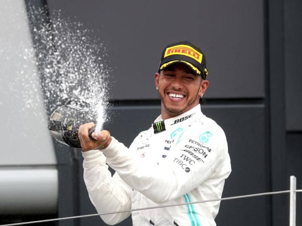 Lewis Hamilton mit der obligatorischen Champagner-Dusche für die Menge. Foto: David Davies/PA Wire