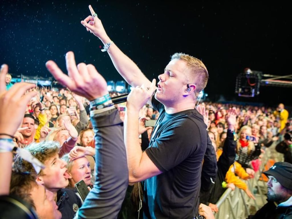 Dan Reynolds von den Imagine Dragons feiert mit den Musik-Fans den Festival-Auftakt. Foto: Sebastian Gollnow
