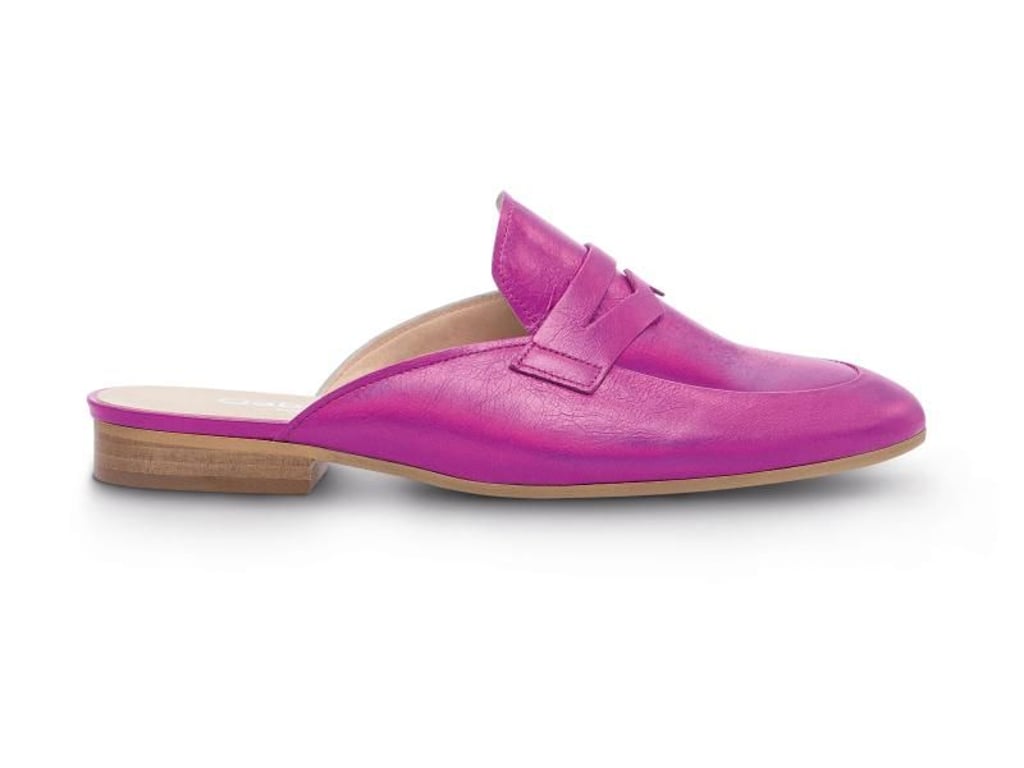 Zu starken Farben wie bei diesem Slipper von Gabor (ca. 100 Euro) empfehlen die Mode-Experten leicht gebräunte Füße. Foto: Gabor