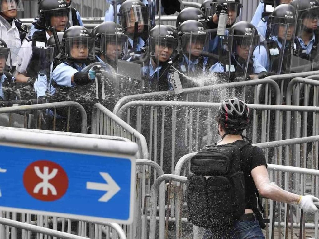 Es regnet Pfefferspray: Die Hongkonger Polizei geht gegen einen Demonstranten vor. Foto: Kyodo