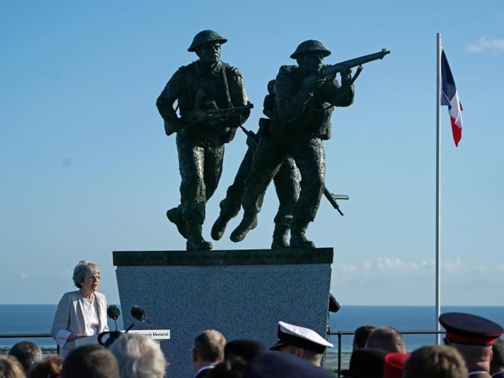 Die britische Premierministerin Theresa May spricht bei der Einweihung der Gedenkstätte British Normandy Memorial Site in Ver-Sur-Mer. Foto: Owen Humphreys/PA Wire