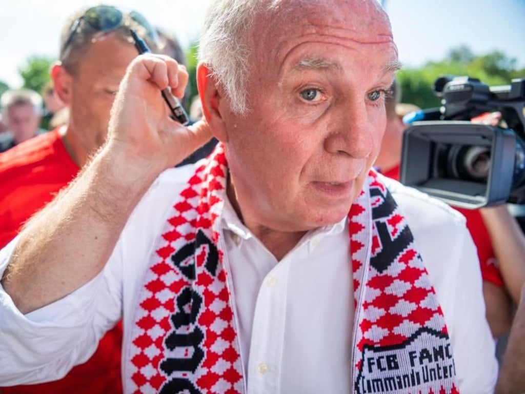 Uli Hoeneß wird an der Treppe zur Staatskanzlei in München von Journalisten und Fans umringt. Foto: Lino Mirgeler