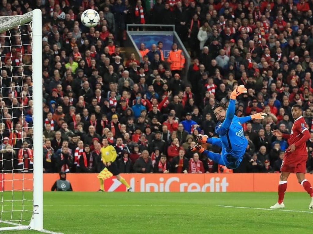 Der Ball von Mohamed Salah (nicht im Bild) geht genau in den linken oberen Winkel des Tors von Roms Torhüter Ramses Alisson. Foto: Peter Byrne/PA Wire
