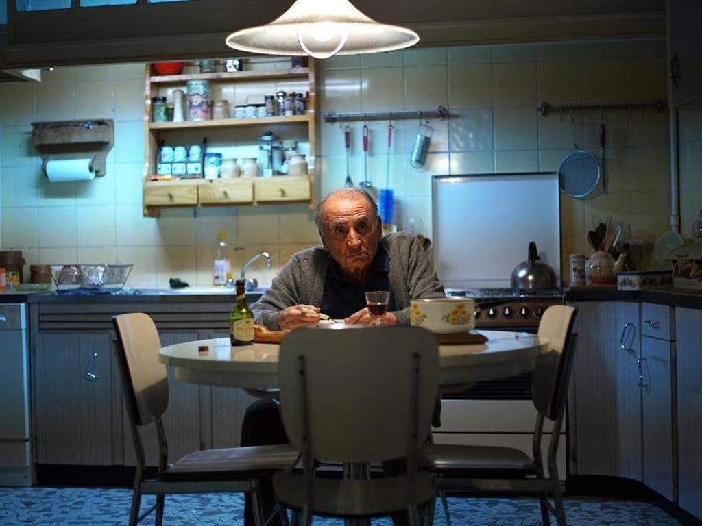 Der alte Monsieur Henri (Claude Brasseur) sieht am Anfang noch mit einem verbitterten Blick auf das Leben. Foto: Neue Visionen Filmverleih