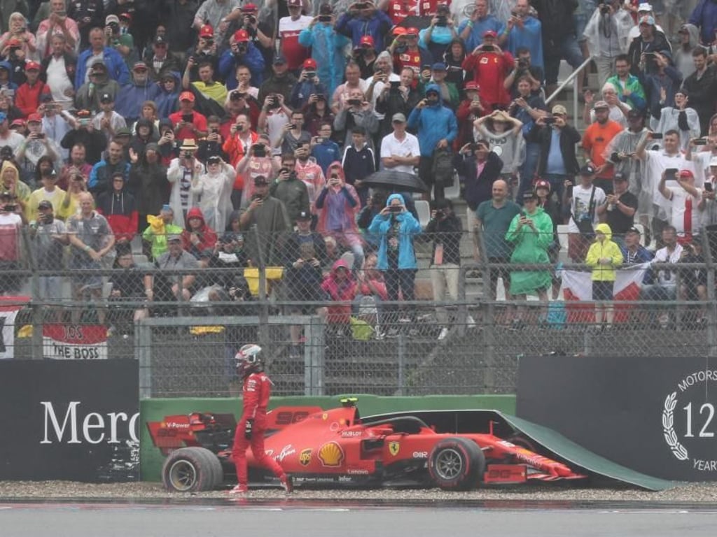Charles Leclerc musste seinen Ferrari nach einem Fahrfehler am Streckenrand abstellen. Foto: Jan Woitas