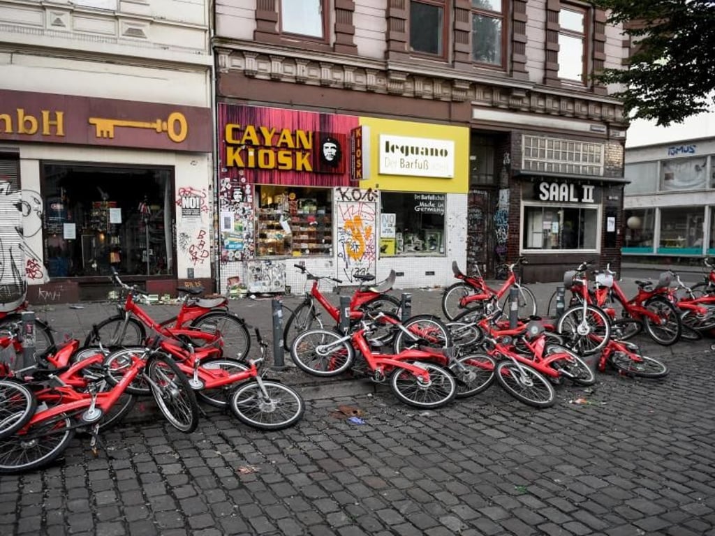 Zerstörte Fahrräder einer Fahrradleihstation liegen in Hamburg im Schanzenviertel auf der Straße. Foto: Axel Heimken