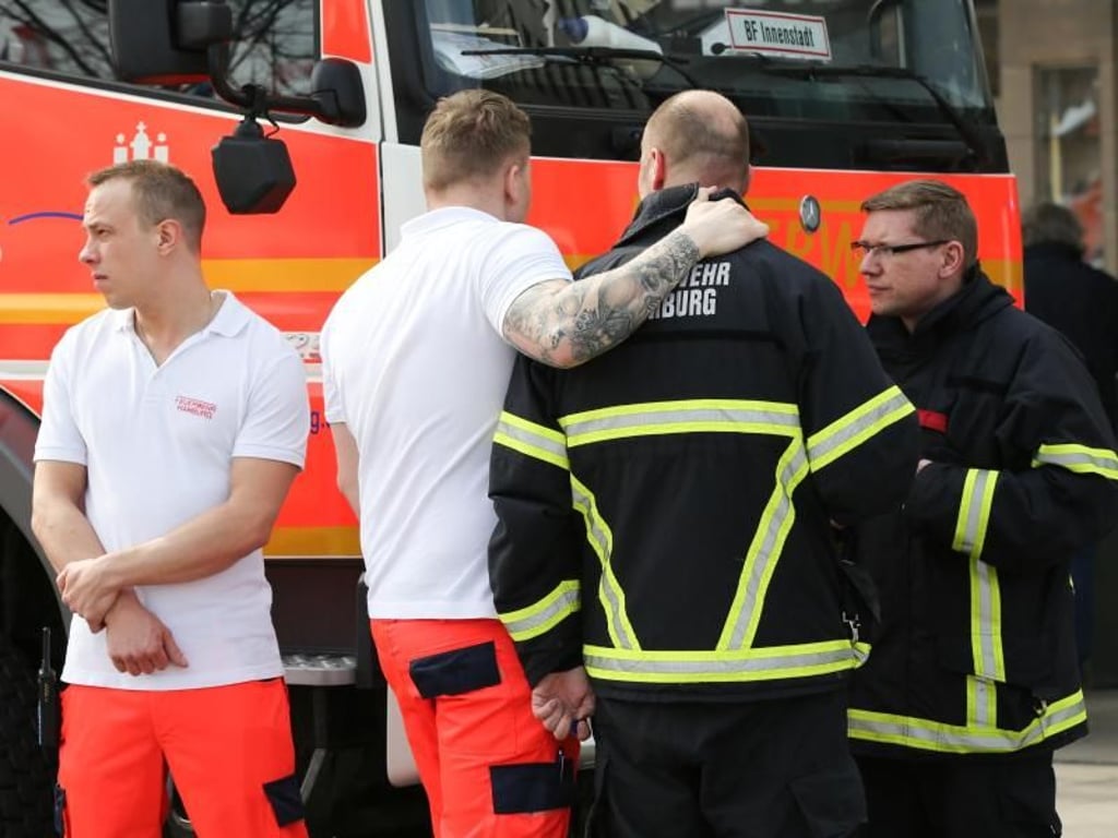Feuerwehrleute nach dem tödlichen Messerangriff vor der S-Bahnhaltestelle Jungfernstieg. Foto: Bodo Marks