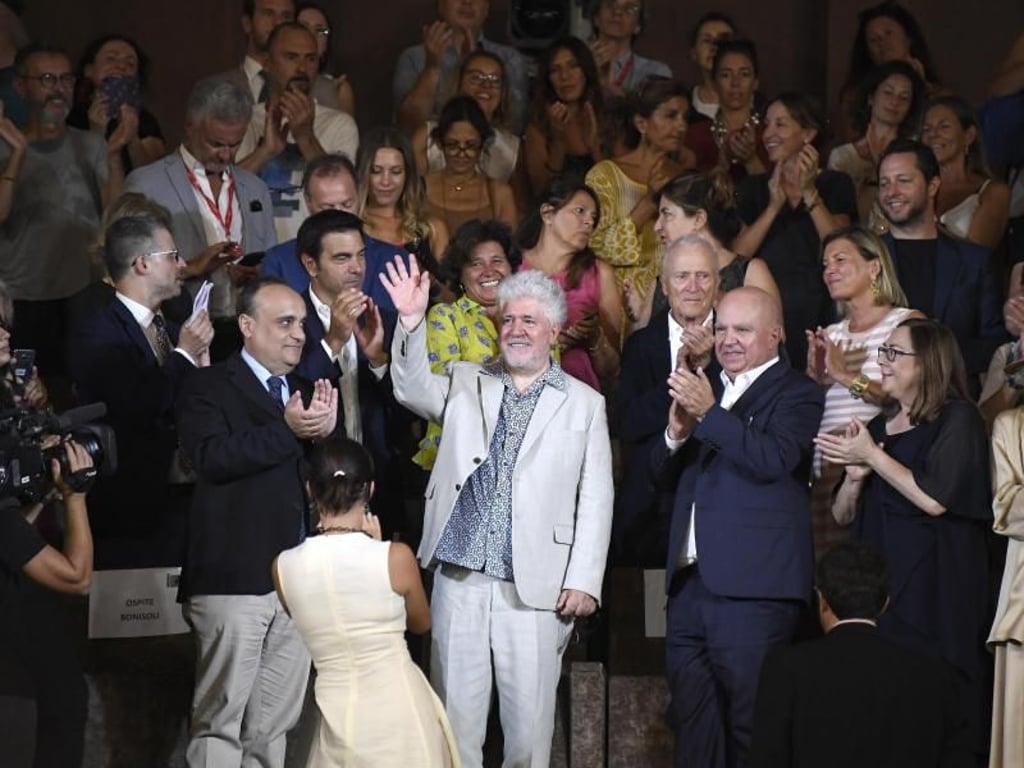 Pedro Almodóvar wird gefeiert. Foto: Claudio Onorati/ANSA/AP