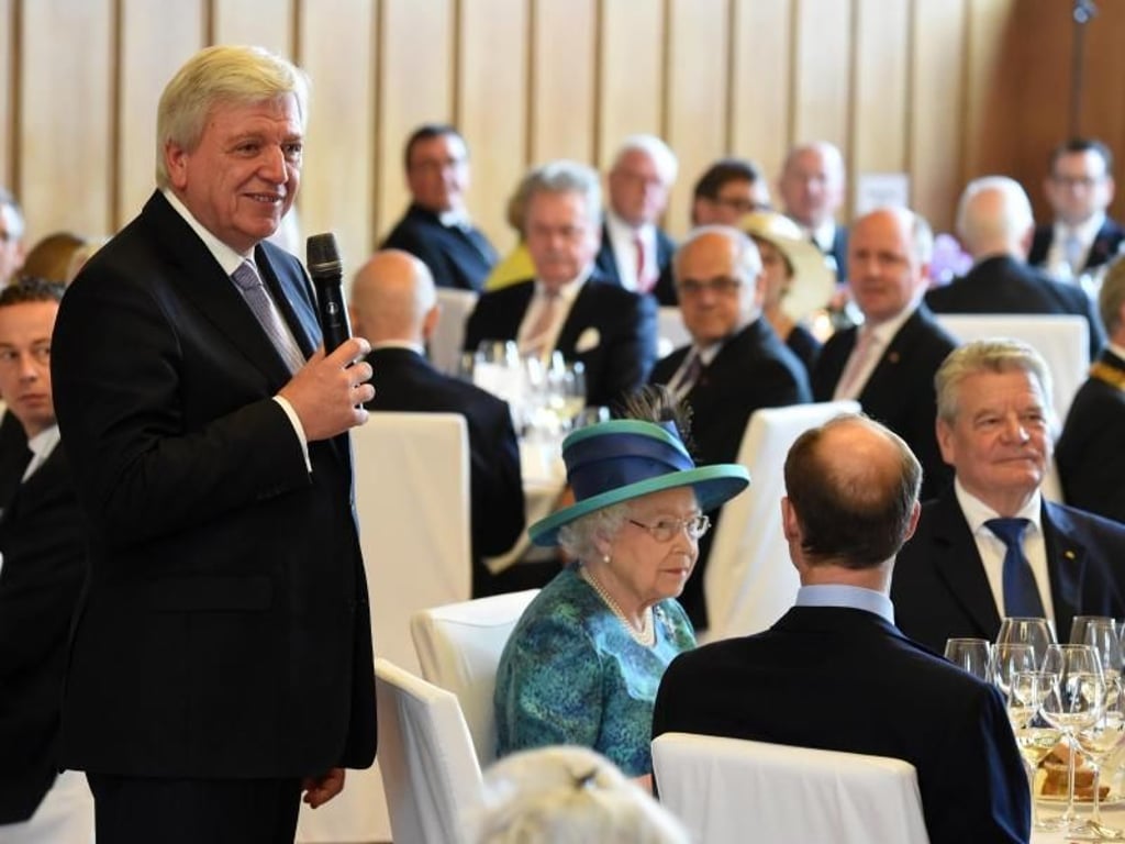 Der hessische Ministerpräsident Volker Bouffier hält eine Ansprache anlässlich des festlichen Mittagessens mit der britischen Königin. Foto: Boris Roessler