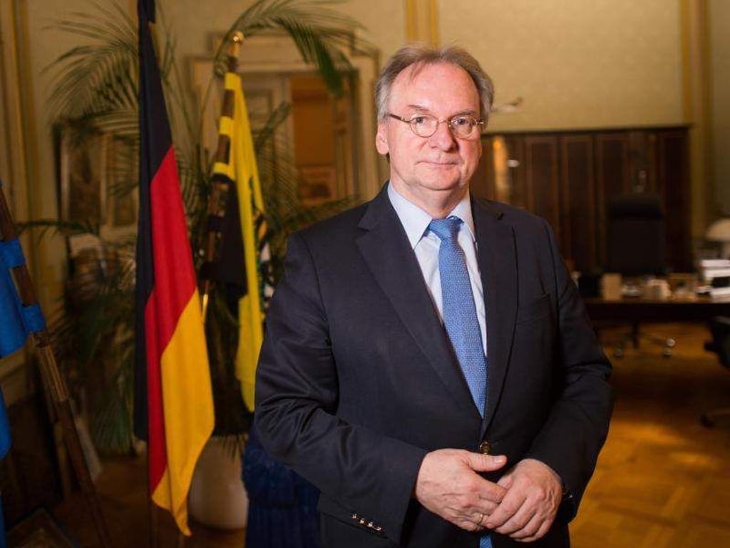 Ministerpräsident Reiner Haseloff (CDU) in seinem Büro. Foto: Klaus-Dietmar Gabbert/Archiv