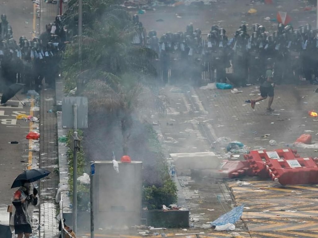 Tränengas, Pfefferspray, Wasserwerfer, Gummigeschossen und Schlagstöcke: Die Sicherheitskräfte gehen mit harter Hand gegen die Demonstranten vor. Foto: Vincent Yu/AP