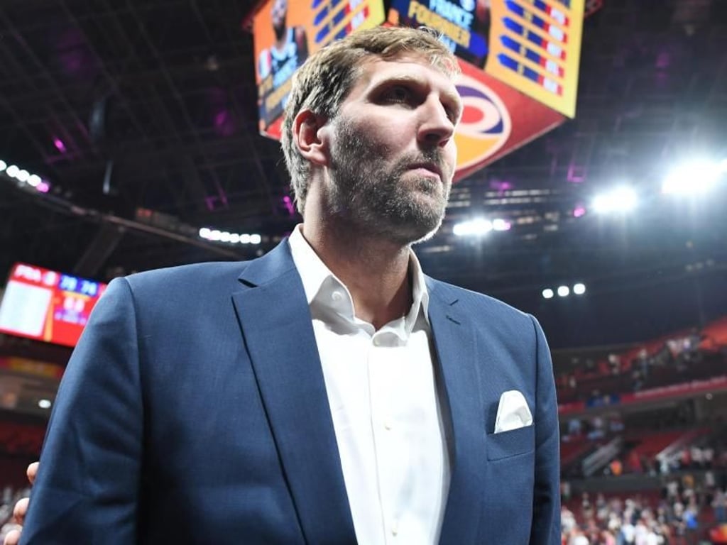 Nach der deutschen Auftaktniederlage zeigt Dirk Nowitzki ein ernstes Gesicht. Foto: Swen Pförtner