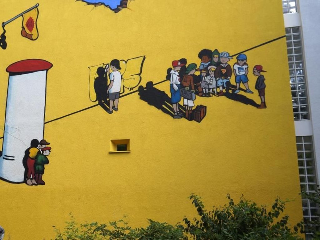 Erich Kästner ist auch heute noch im Stadtbild präsent. Das Wandbild an einem Spielplatz in der Motzstraße erinnert an seine Geschichte «Emil und die Detektive». Foto: Alexandra Stahl