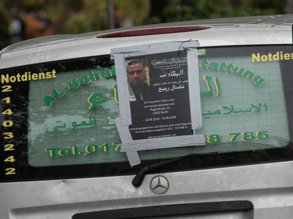 Ein Leichenwagen mit dem Foto des ermordeten Intensivtäters Nidal R. fährt auf das Friedhofsgelände. Foto: Paul Zinken