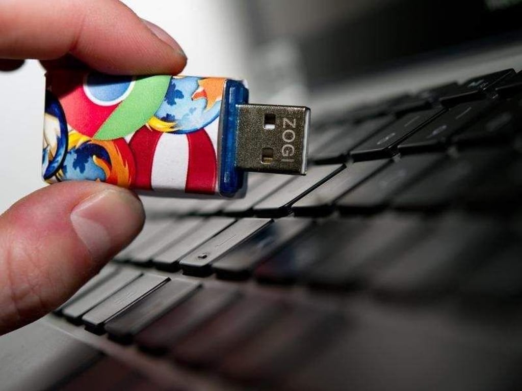 Alles dabei auf einem USB-Stick. Mit portablen Apps kann man an jedem beliebigen Computer die eigenen Programme nutzen. Foto: Andrea Warnecke