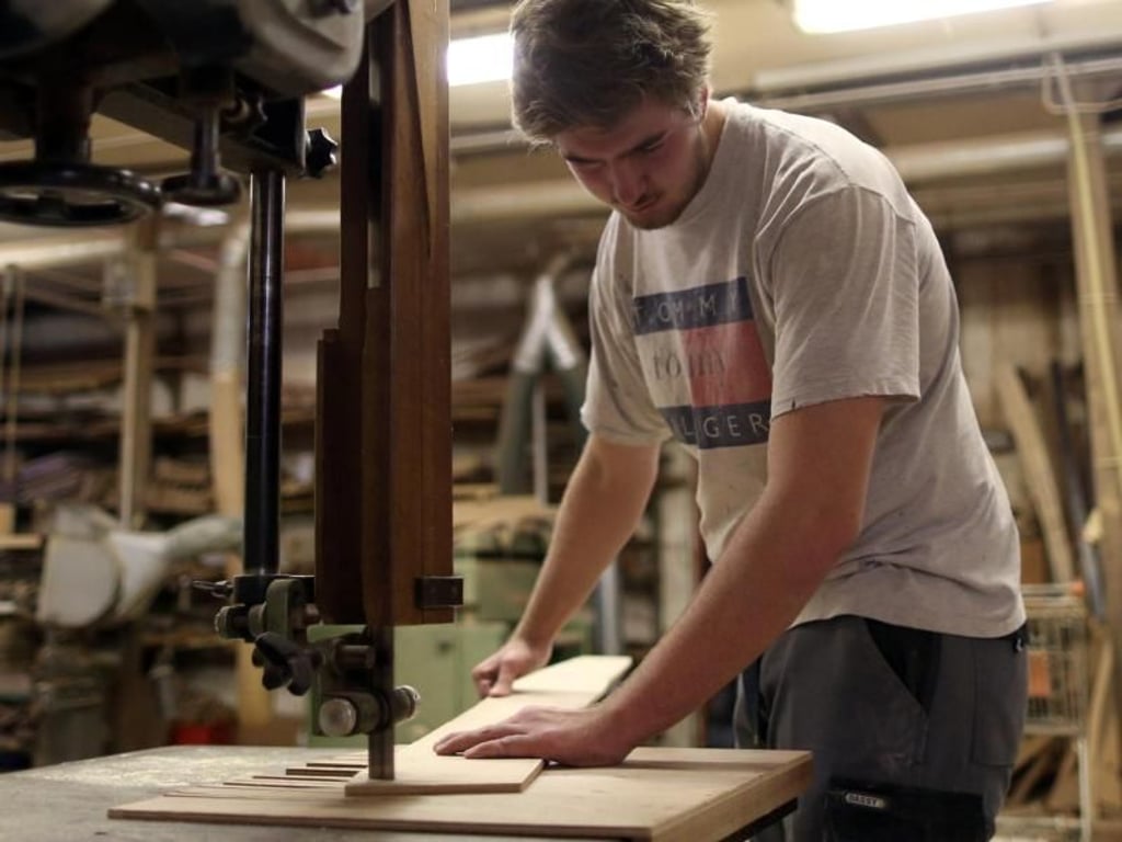 Als angehender Bootsbauer arbeitet Maximilian Dillmann überwiegend mit Holz und verschiedenen Kunststoffen. Schiffsbauern sind dagegen meist auf Metall spezialisiert. Foto: Ina Fassbender