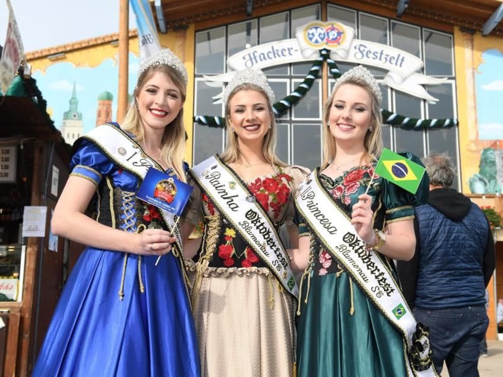 Brasilianische Schönheitsköniginnen stehen vor einem Festzelt. Foto: Felix Hörhager