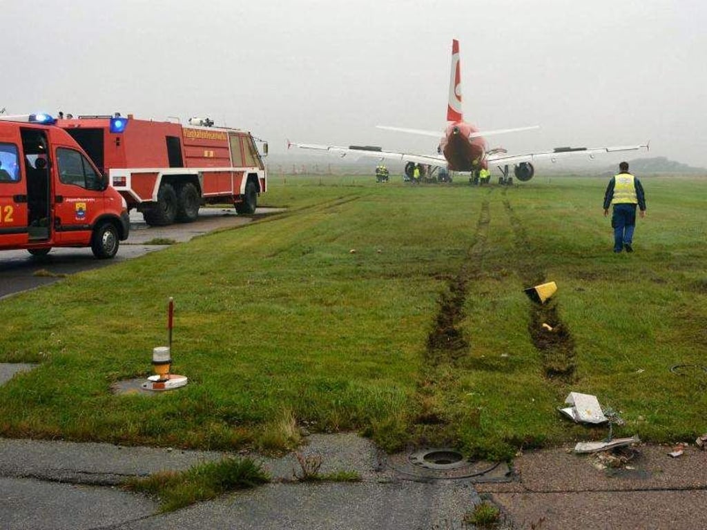 Auf dem Flughafen von Sylt ist die Maschine über die Landebahn hinausgeschossen und erst 50 Meter dahinter zum Stehen gekommen. Foto. Jörg Elias/Feuerwehr Westerland Foto: Jörg Elias