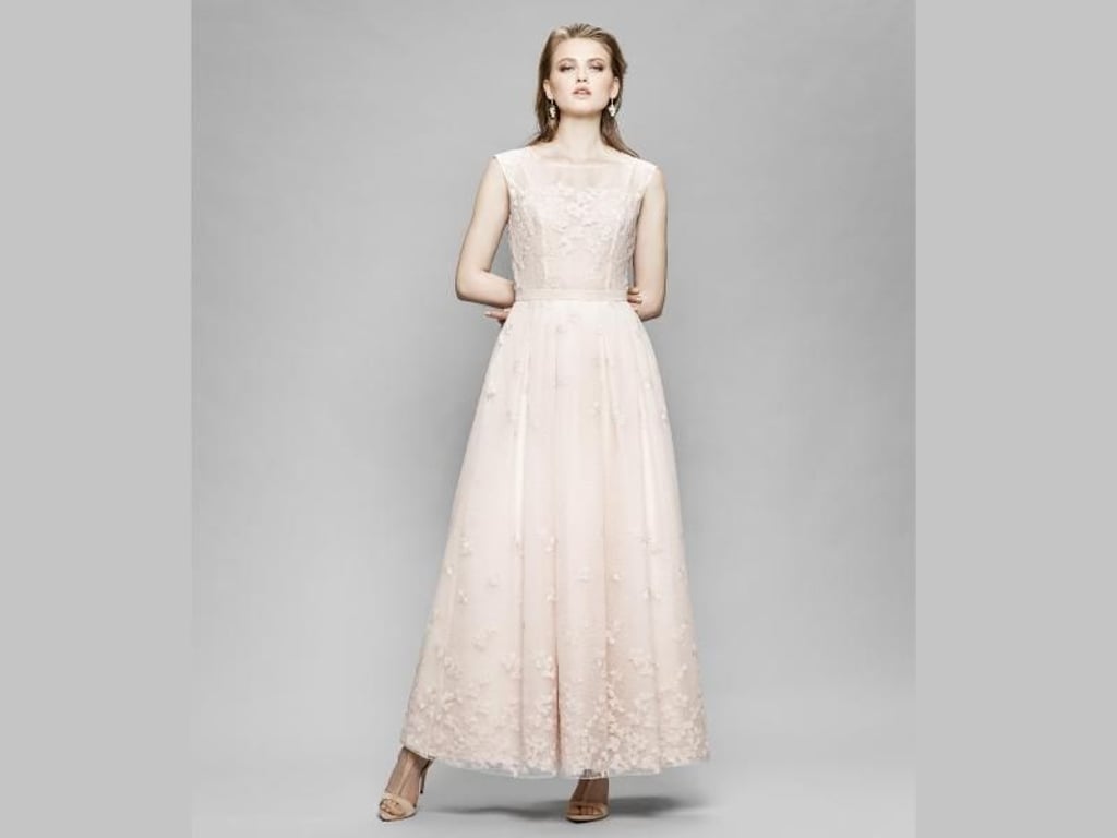 Besonders zarte Farben, sind schon länger in der Brautmode zu finden. Das Unternehmen Marylise zeigt in seiner Kollektion für 2018 eine zartrosa Robe (Preis auf Anfrage). Foto: Marylise