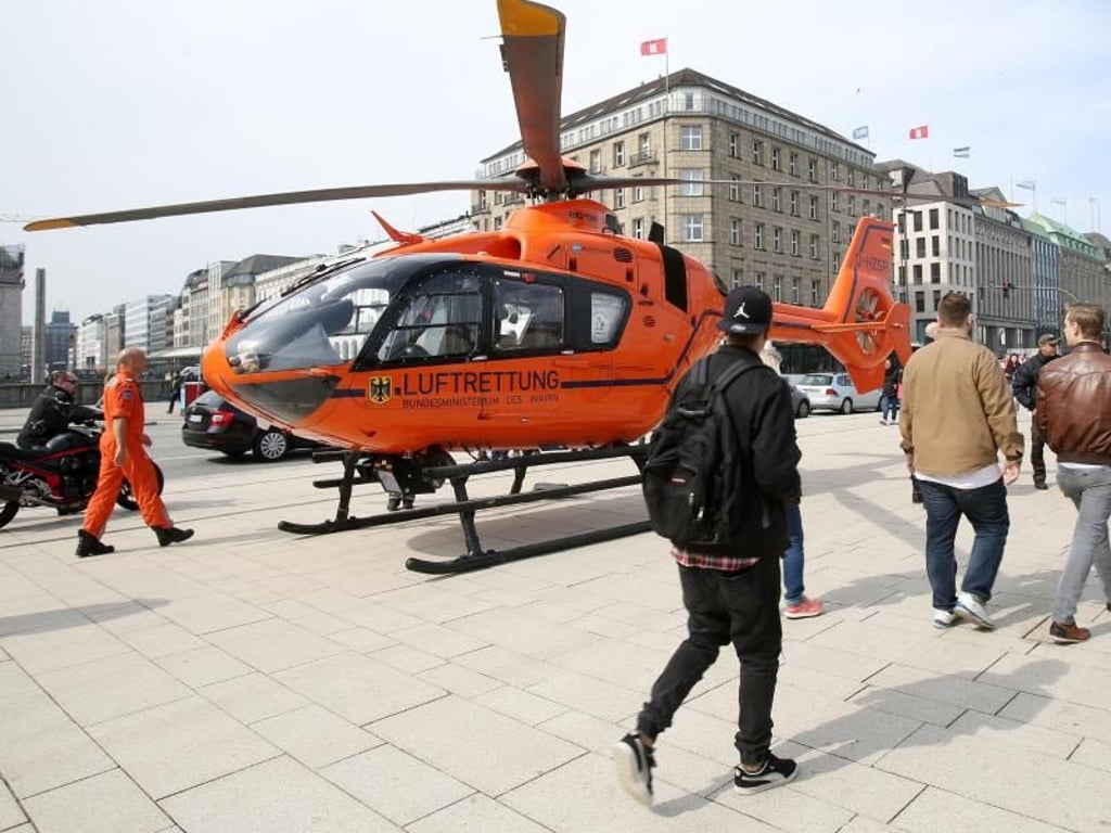 Hier kam jede Hilfe zu spät: Ein Rettungshubschrauber steht nach dem tödlichen Messerangriff in der Nähe des Hamburger Jungfernstiegs. Foto: Bodo Marks