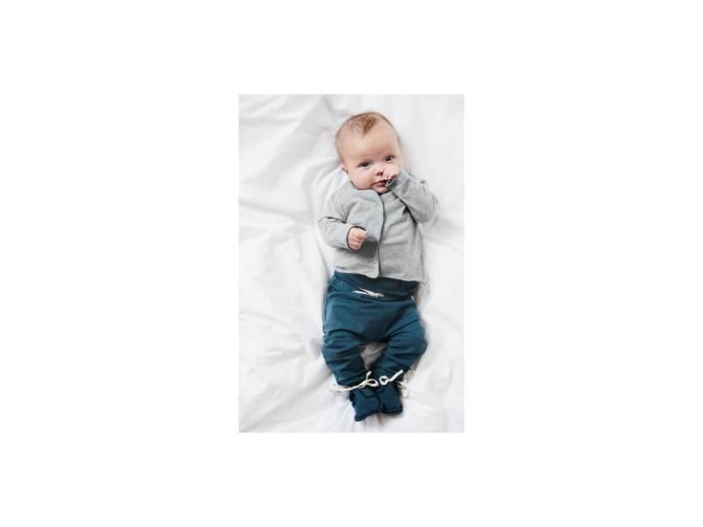 Navyblue wird in der Kleinkindermode zur Trendfarbe - unabhängig vom Geschlecht des Kindes. Zum Beispiel Gray Label hat die Farbe im Programm (Unisex-Babykleidung mit Hose ab 31 Euro, Pullover ab 34 Euro, Schuhe 22 Euro). Foto: Gray Label