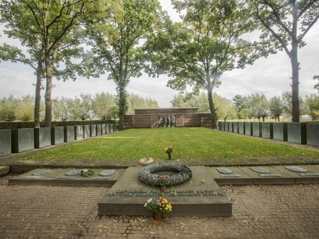 Auf dem belgischen Friedhof Langemark sind mehr als 44 000 deutsche Soldaten begraben, darunter fast 25 000 in einem Massengrab. Der Friedhof wird auch «Studentenfriedhof» genannt - wegen der vielen jungen Opfer des Ersten Weltkrieges. Foto: Jan D'Hondt/Westtoer/Visit Flanders