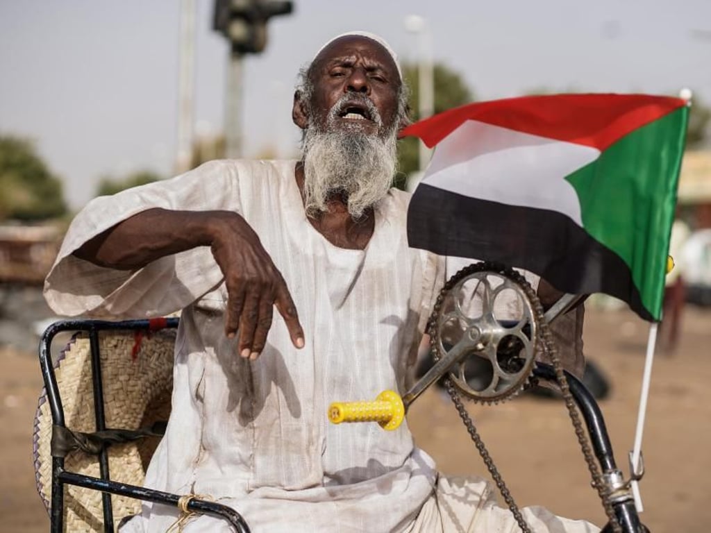 Sudanese bei einer Kundgebung: Die Menschen fordern nach dem Sturz des autokratischen Präsidenten die Bildung einer Zivilregierung. Foto: Ala Kheir