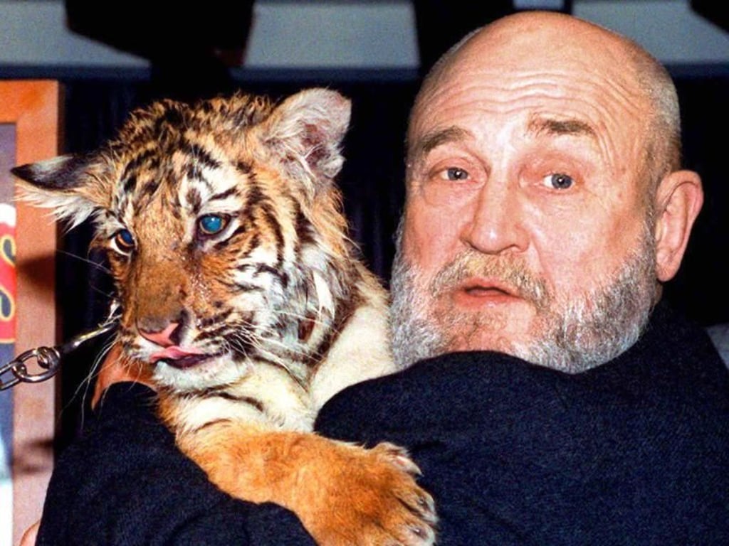 Rolf Hoppe mit einem Tigerbaby (1996). Foto: Matthias Hiekel