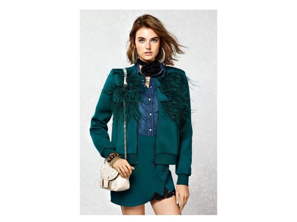 Trendsetter tragen im Herbst und Winter 2018 Federn. Liu Jo akzentuiert damit eine Jacke und kombiniert schlichte Kleidungsstücke dazu (Jacke ca. 200 Euro, Jeanshemd ca. 130 Euro, Tasche ca. 120 Euro). Foto: Liu Jo