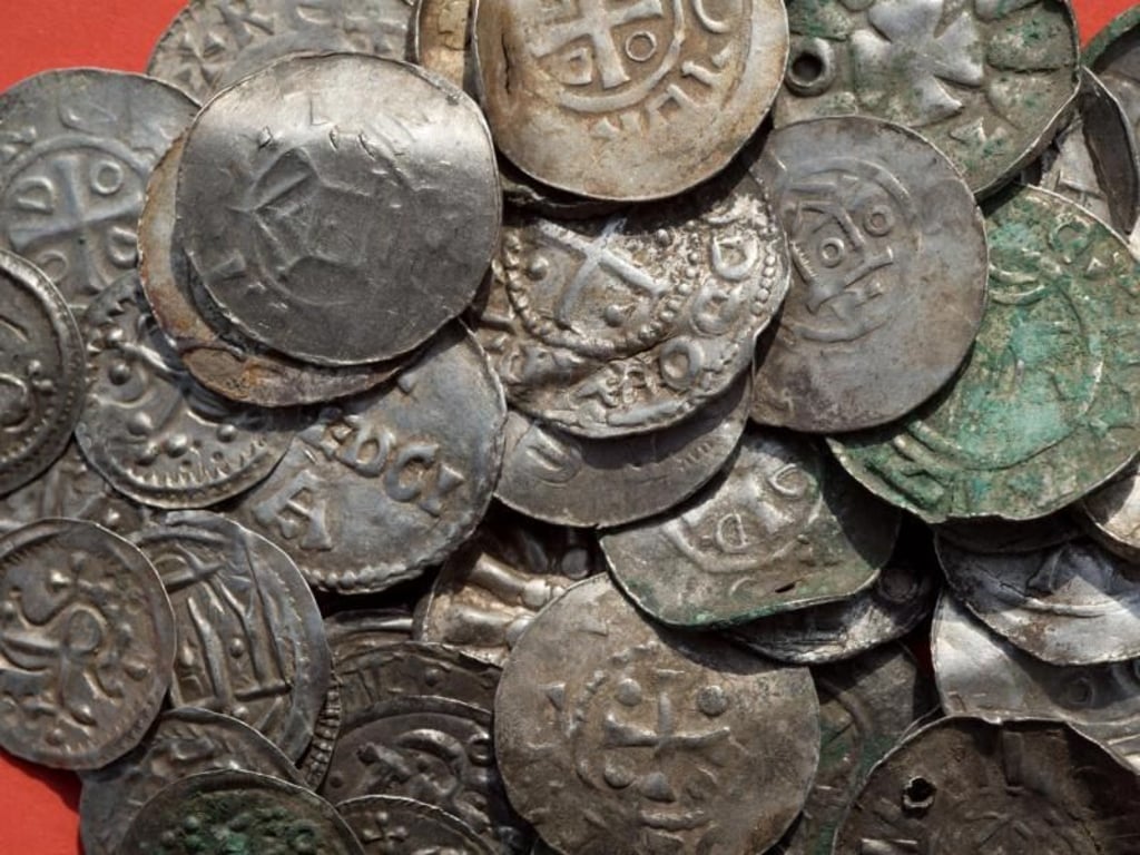 «Dieser Schatz ist der größte Einzelfund von Blauzahn-Münzen im südlichen Ostseeraum und damit von herausragender Bedeutung», ordnet Grabungsleiter Michael Schirren den Fund ein. Foto: Stefan Sauer