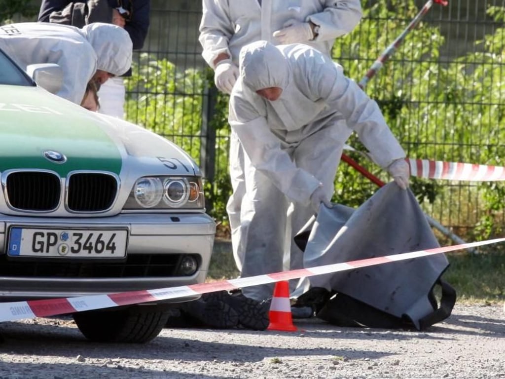 Polizisten sichern Spuren auf der Heilbronner Theresienwiese. Hier wurde die Polizeibeamtin Michèle Kiesewetter getötet. Foto: Bernd Weißbrod/Archiv
