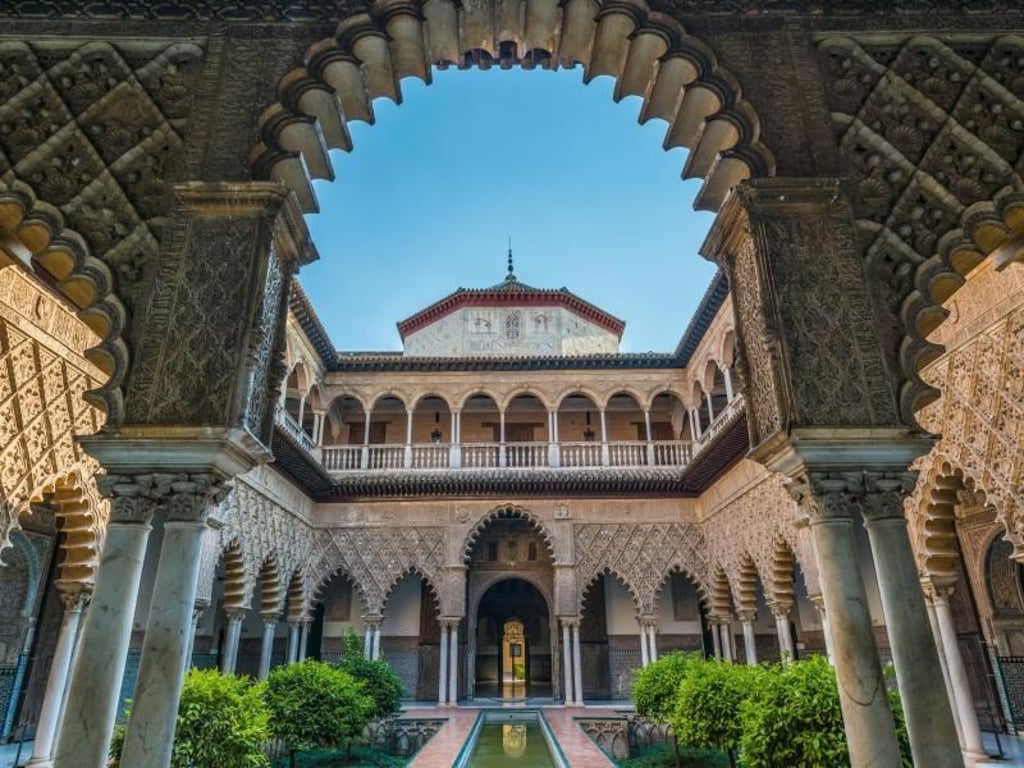 Der Real Alcázar ist ein 1364 erbauter maurischer Königspalast in Sevilla - hier drehten schon Schauspieler wie Orlando Bloom und Liam Neeson. Foto: Turismo de Sevilla