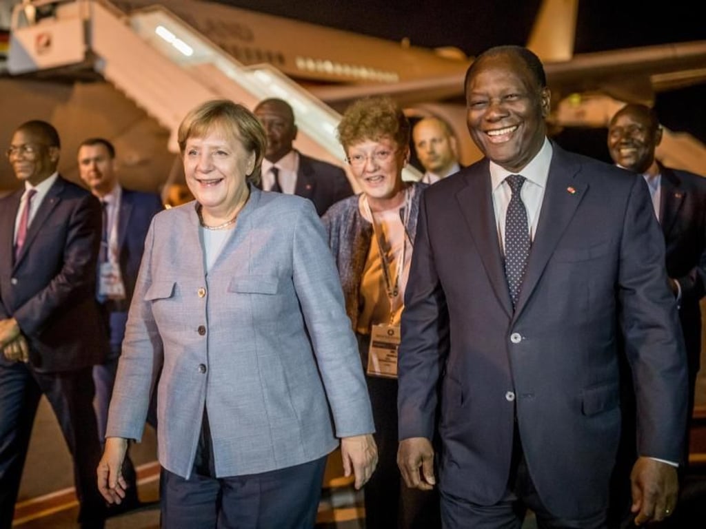 Bundeskanzlerin Angela Merkel wird vom Präsidenten der Elfenbeinküste, Alassane Ouattara am Flughafen in Abidjan begrüsst. Foto: Michael Kappeler