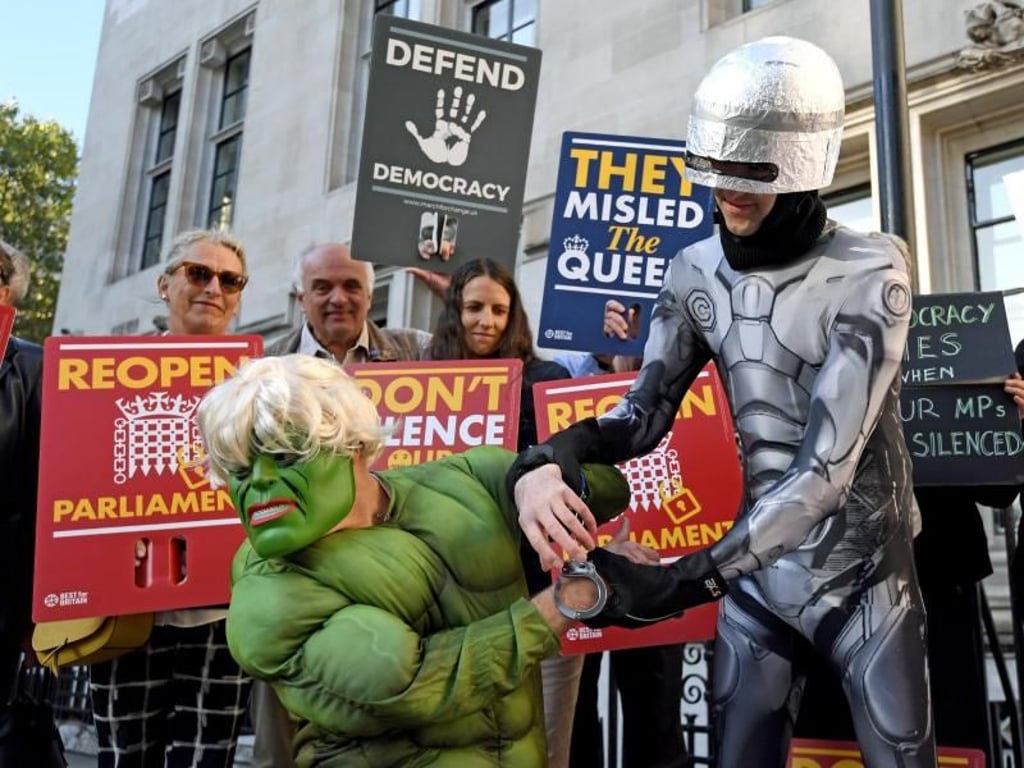 Verkleidet als Superhelden: Demonstranten spotten vor dem Obersten Gerichtshof über Premier Johnson, der Großbritannien mit dem Superhelden «Hulk» verglichen hatte. Foto: Kirsty O'Connor/PA Wire