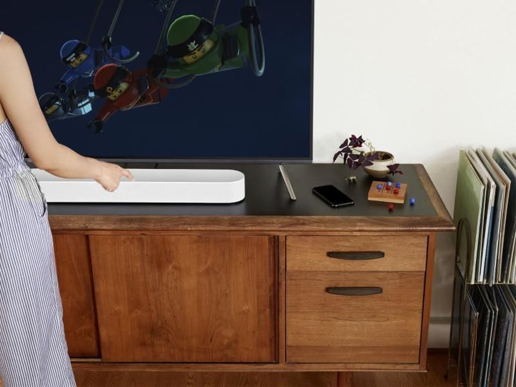 Verbindet man den Sonos Beam über einen HDMI-ARC-Eingang mit dem Fernseher, dann lässt sich die Lautstärke über die TV-Fernbedienung steuern. Foto: Sonos