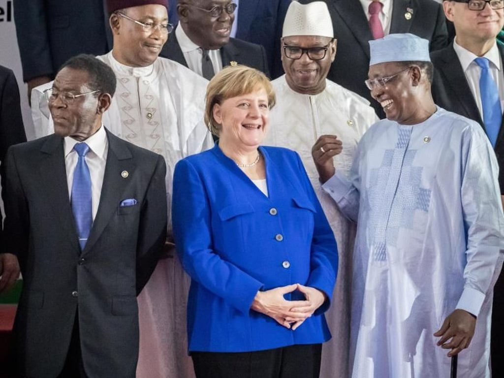 Bundeskanzlerin Angela Merkel steht beim Gruppenfoto neben den Präsidenten (v.l.) Teodoro Obiang Nguema Mbasogo (Äquatorialguinea), Issoufou Mahamadou (Niger), Ibrahim Boubacar Keita (Mali) sowie Idriss Deby Itno (Tschad). Foto: Michael Kappeler