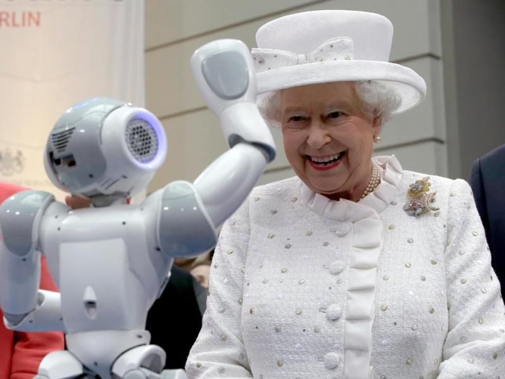 Der kleine Roboter in der Technischen Universität hat der Queen Spaß gemacht. Foto: Michael Sohn