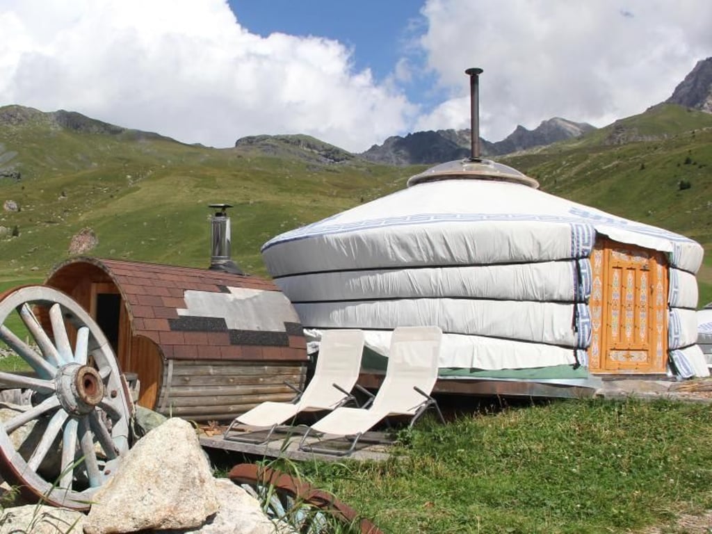 Erinnert an eine mongolische Jurte: die Unterkunft «Alp Flix» in der Nähe von Savognin - durchaus eher spartanisch. Foto: Verena Wolff