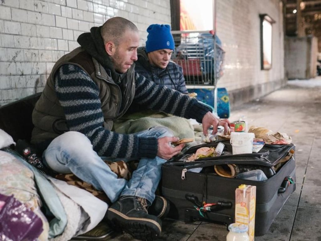 Schlafplatz am Hauptbahnof von Hannover: Viele Obdachlose übernachten auch bei eisigen Temperaturen auf der Straße. Foto: Ole Spata