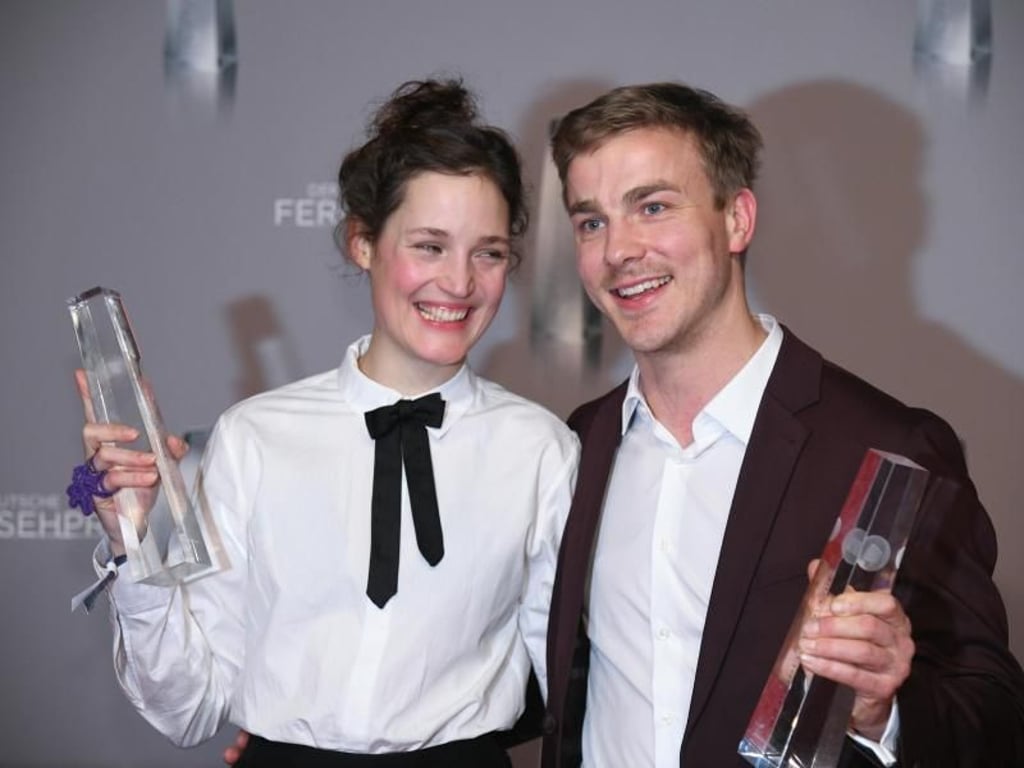 Die Schauspieler Vicky Krieps und Albrecht Schuch freuen sich über die Auszeichnung in der Kategorie «Beste Schauspielerin» und »Bester Schauspieler». Foto: Henning Kaiser