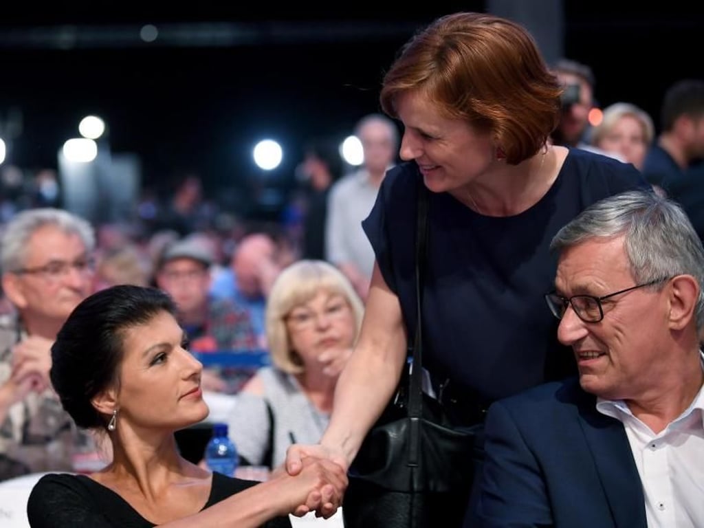 Zerstrittenes Führungspersonal: Sahra Wagenknecht, Bernd Riexinger und Katja Kipping (v.l.) begrüßen sich beim Bundesparteitag der Linken eher kühl. Foto: Britta Pedersen