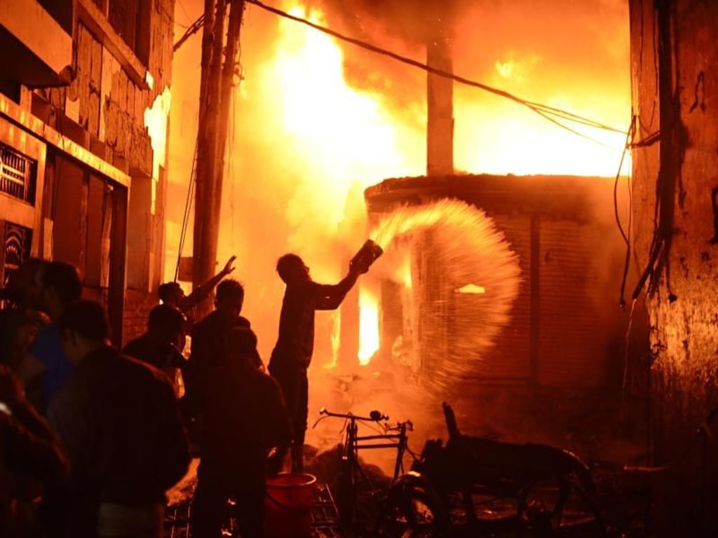 Anwohner versuchten, den Brand zu löschen. Foto: AP