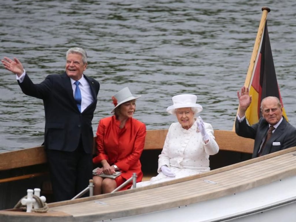 Bundespräsident Joachim Gauck war kaum zu Bremsen. Fast die ganze Bootsfahrt über winkte er begeistert. Foto: Kay Nietfeld