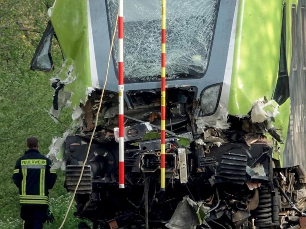 Der Regional-Express wurde bei der Kollision stark beschädigt. Foto: Carsten Rehder