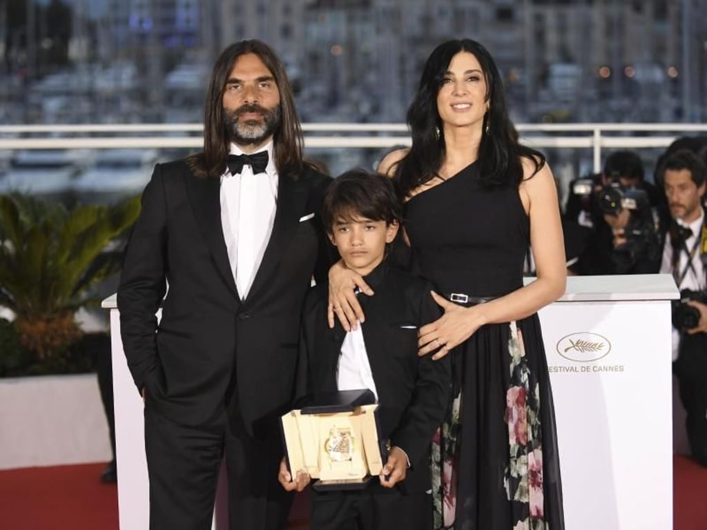 Zain Al Rafeea (M) spielt die Hauptrolle in Nadine Labakis Film «Capernaüm». Die Musik stammt von dem libanesischen Komponisten Khaled Mouzanar. Foto: Arthur Mola/Invision/AP/