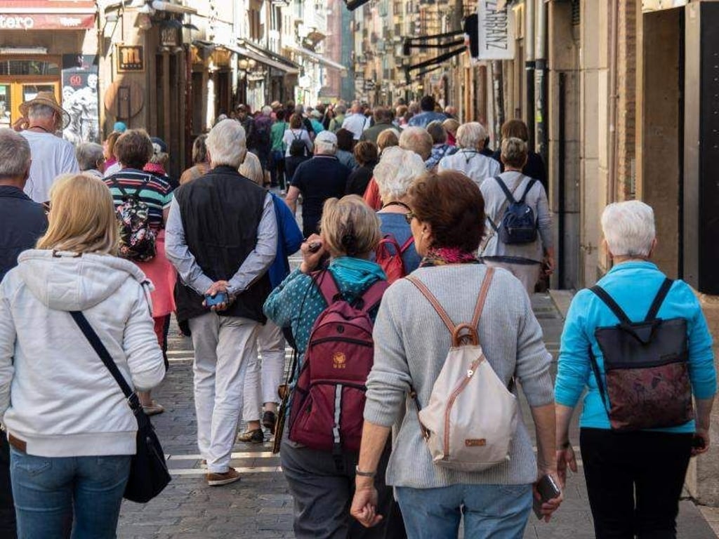 In manchen Orten sind die Gassen der Altstädte voll mit Menschen. Mit dem Gedränge müssen Einheimische und Besucher leben. Foto: Andreas Drouve